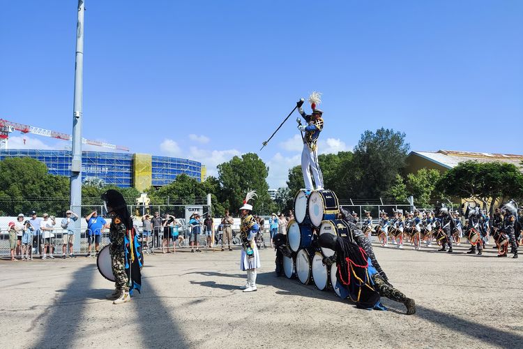 Pertunjukan marching band Taruna Akademi Angkatan Laut KRI Bima Suci.