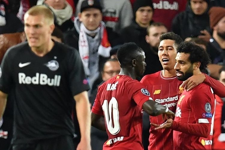 Sadio Mane dan Roberto Firmino merayakan gol Mohamed Salah pada pertandingan Liverpool vs Salzburg dalam lanjutan Liga Champions di Stadion Anfield, 2 Oktober 2019. 