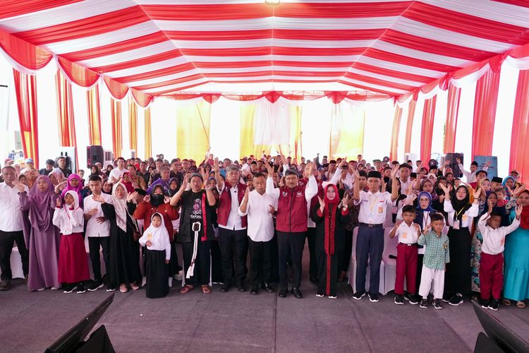 Menteri Sosial Gus Ipul foto bersama para murid dan wali murid SRT 5 Ponorogo saat pembukaan MPLS di Unit Pelaksana Teknis (UPT) Sentra Industri Ponorogo, Senin (4/8/2025).