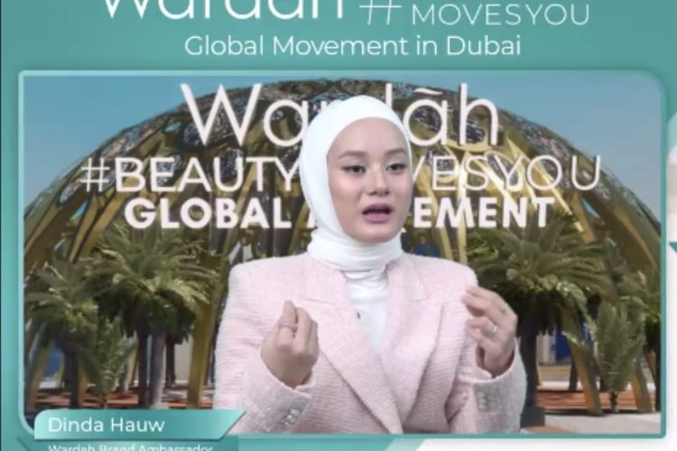 Artis Dinda Hauw dalam acara jumpa pers kampanye Wardah Beauty Moves You Global Movement in Dubai, Rabu (8/12/2021)