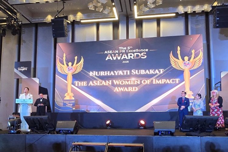 Pendiri ParagonCorp Nurhayati Subakat meraih penghargaan ASEAN Women of Impact Award 2025 dalam ajang The 5th ASEAN PR Excellence Awards. 