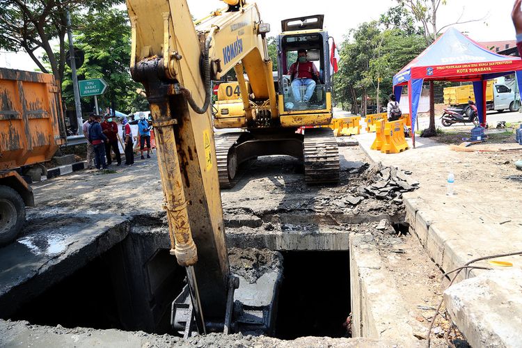 Pemerintah Kota (Pemkot) Surabaya melakukan pengerukan endapan lumpur yang ada di saluran box culvert Surabaya Barat, tepatnya box culvert di depan TPU Babat Jerawat, Kecamatan Pakal, Surabaya, Jumat (3/9/2021).