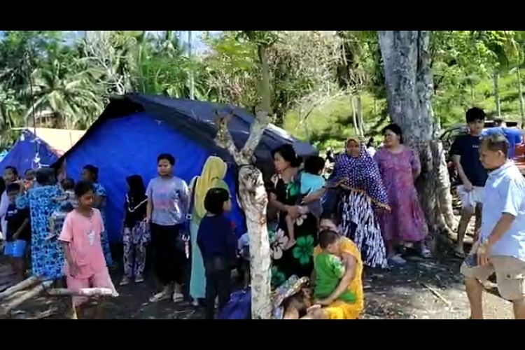Foto//Suasana Ratusan Warga Touna Mengungsi Di Bukit Desa Labuan,sejak Kamis (26/08/2021)