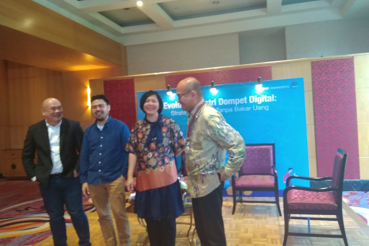 Research Director Customer Experience Ipsos Indonesia Olivia Samosir, Business Development Advisor BEI Poltak Hotradero, Managing Director Gopay Budi Gandasoebrata di Jakarta, Rabu (12/2/2020).