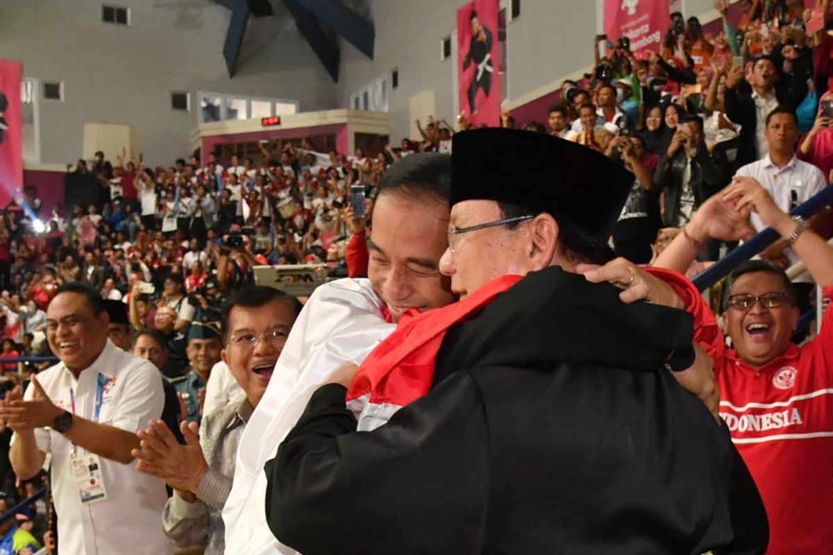 Presiden Joko Widodo dan Ketua Umum PB IPSI Prabowo Subianto bersama-sama memeluk atlet pencak silat putra Indonesia Hanifan Yudani Kusuma di Padepokan Pencak Silat, Taman Mini Indonesia Indah, Jakarta, Rabu (29/8/2018).