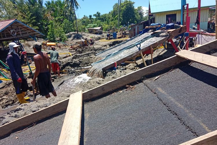 Aktivitas penambangan emas di salah satu kampung di Distrik Kwoor Kabupaten Tambrauw