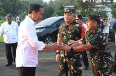 Kunker Hari Kedua, Jokowi Tinjau RSUD hingga Serahkan Bantuan Pangan