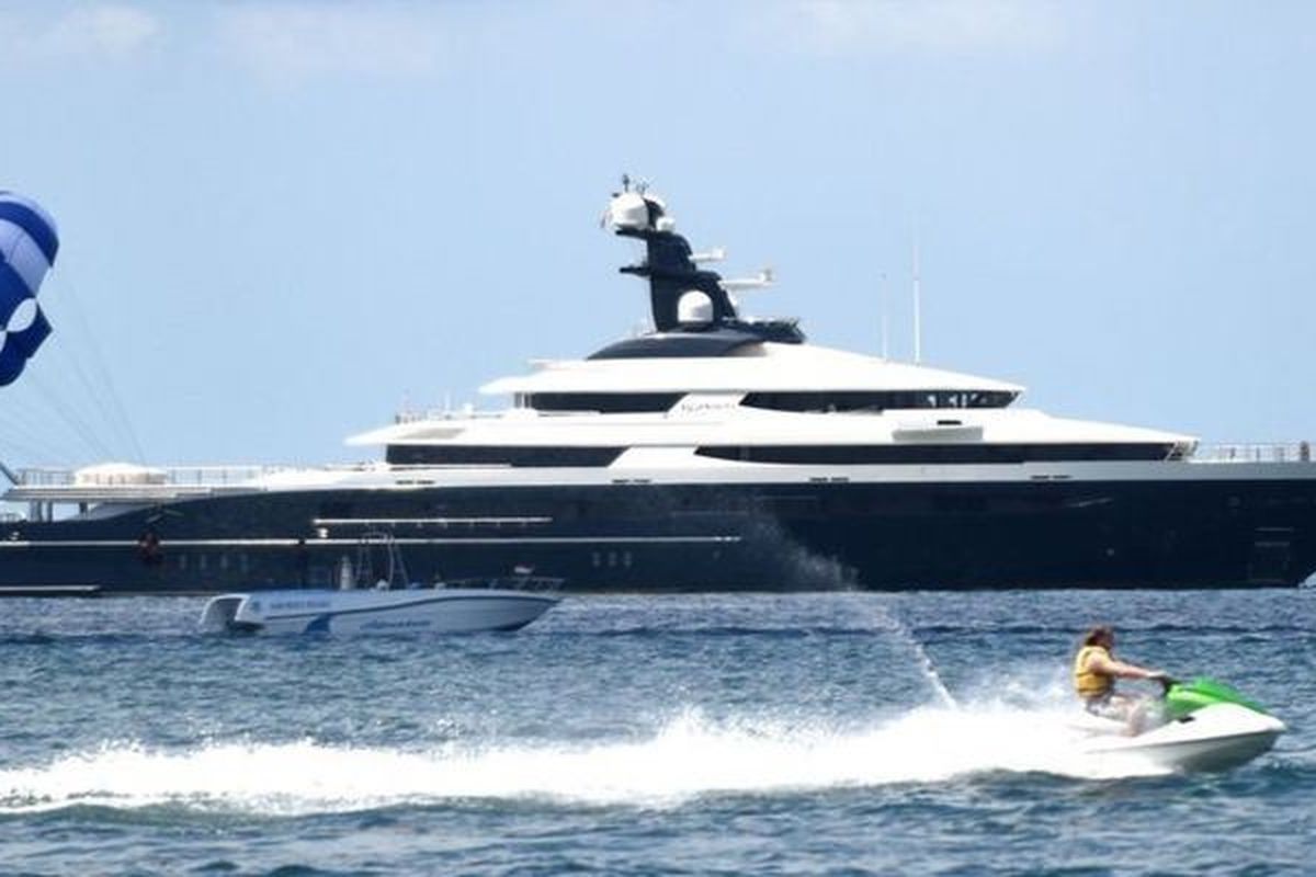 Kapal pesiar Equanimity berada di di perairan Tanjung Benoa, Bali, pada 4 April 2018. (AFP/Sonny Tumbelaka)