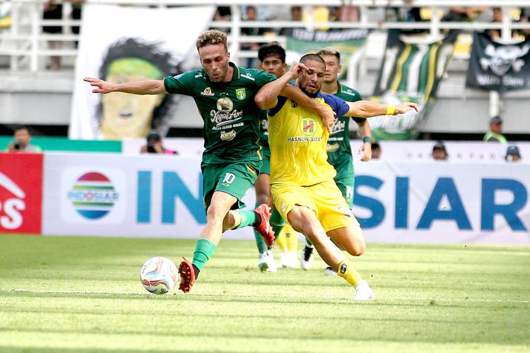 Pemain asing Persebaya Surabaya Ze Valente berebut bola dengan pemain asing Barito Putera Murilo Mendes saat pertandingan pekan ke-2 Liga 1 2023-2024 yang berakhir dengan skor 1-1 di Stadion Gelora Bung Tomo Surabaya, Sabtu (8/7/2023) sore WIB.