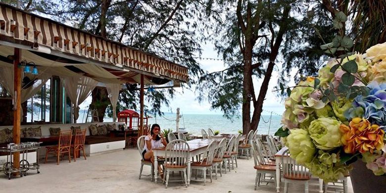 Glass House Beachfront Restaurant & Bar yang berada di pinggir pantai Na-Jomtien, Pattaya, Thailand.