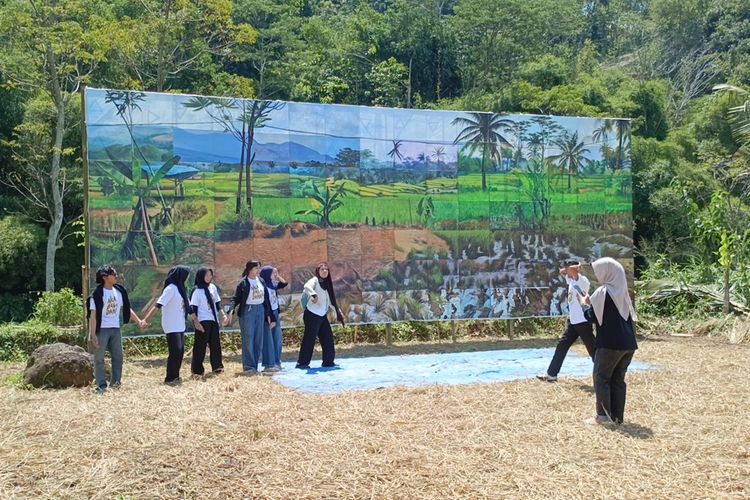 Saat Lukisan Raksasa Karya 60 Seniman Lokal Jelekong Berdiri di Pematang Sawah
