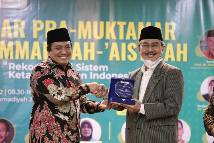 UMJ menggelar seminar bertajuk Rekonstruksi Sistem Ketatanegaraan Indonesia pada Rabu, 16 Maret 2022, di Aula Fakultas Ekonomi dan Bisnis UMJ secara hibrid.