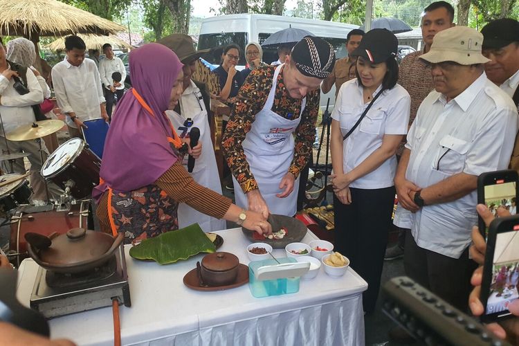 Dubes Inggris Belajar Ngulek Sambal Krecek di Gunungkidul, Sumarti: Jangan Begini, Nanti Hambar