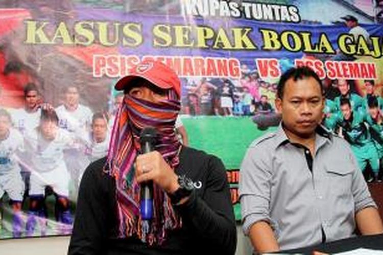 Seorang mantan Pemain PSS Sleman (kiri) berbicara dalam Talk Show Kupas Tuntas Kasus Sepak Bola Gajah PSIS Semarang VS PSS Sleman, Kamis (29/7), di Hotel Merapi Merbabu, Sleman, Daerah Istimewa Yogyakarta. Pada acara yang digelar Forum Diskusi Suporter Indonesia itu, ada empat mantan pemain PSS Sleman yang menjelaskan kronologi pertandingan tidak sportif antara PSS versus PSIS di babak delapan besar kompetisi sepak bola Divisi Utama Liga Indonesia pada 26 Oktober 2014 di Stadion Sasana Krida Akademi Angkatan Udara, Yogyakarta. 