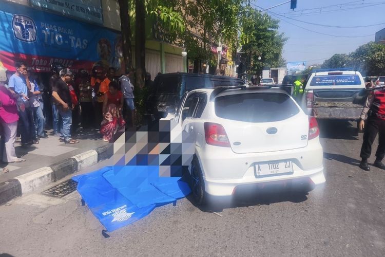 Pasutri Dorong Gerobak Sampah di Ponorogo Ditabrak Minibus, Pengemudi Diduga Kurang Konsentrasi