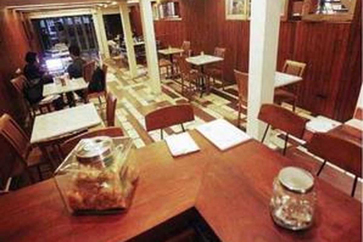 Pengunjung bersantai di Bakoel Koffie di jalan Senopati, Jakarta Selatan.