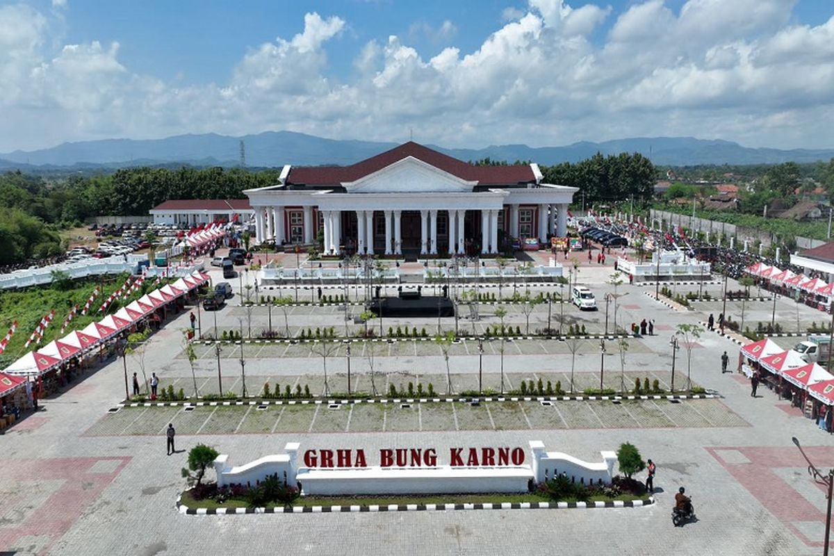 Gedung Grha Bung Karno (GBK) Klaten, Jawa Tengah (Jateng), diresmikan Ketua Dewan Perwakilan Rakyat Republik Indonesia (DPR RI) Puan Maharani, Sabtu (18/3/2023). dibangun sejak 2018 hingga 2023. Fasilitas publik ini dibangun di atas lahan seluas 34.000 meter persegi dengan luas gedung 4.516 meter persegi sehingga mampu menampung 2.400 orang. 

