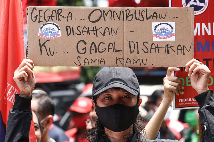 Massa dari KSPI berunjuk rasa di Jalan Medan Merdeka Barat, Jakarta, Senin (12/10/2020). Aksi tersebut untuk menolak disahkannya Undang-Undang Cipta Kerja.