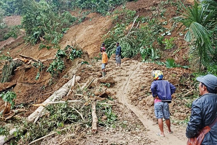 Kondisi ruas jalan yang tertutup material longsor di Kabupaten Boalemo sebelum alat berat milik Dinas PUPR Provinsi Gorontalo dikerahkan.