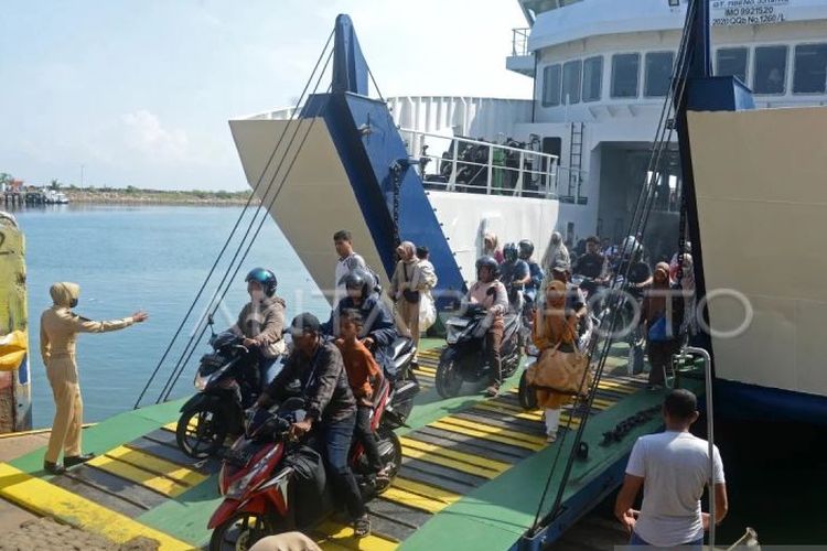 Sejumlah penumpang turun dari kapal KMP Aceh Hebat 2 saat tiba di Pelabuhan Ulee Lheue, Banda Aceh, Aceh, Minggu (14/4/2024).  