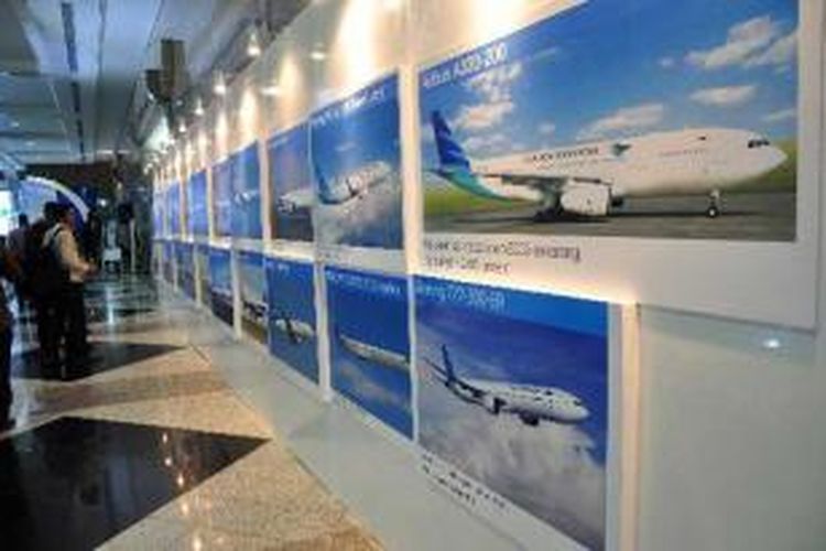 Pengunjung melihat foto transformasi pesawat Garuda Indonesia dari tahun ke tahun di Garuda Indonesia Travel Fair, Jakarta Convention Centre, Jakarta Pusat, Jumat (9/11/2012).  