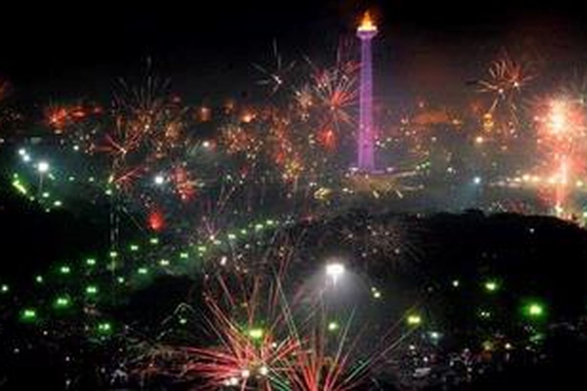 Pesta kembang api di kawasan Monumen Nasional (Monas), Jakarta, Selasa (1/1/2012), saat menyambut tahun baru 2013. KOMPAS/HENDRA A SETYAWAN