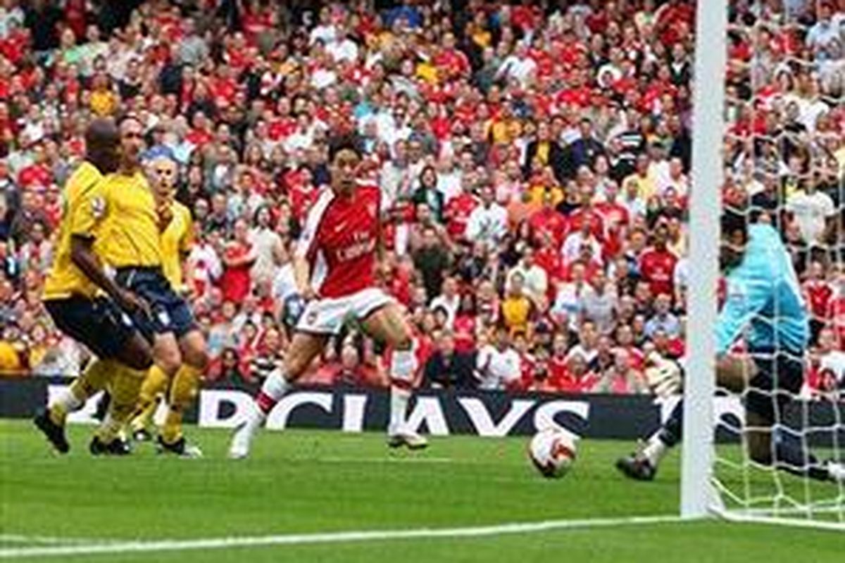 Samir Nasri (tengah) mencetak gol perdana Liga Inggris sekaligus memenangkan Arsenal atas West Bromwich Albion dengan skor 1-0, Sabtu (16/8).
