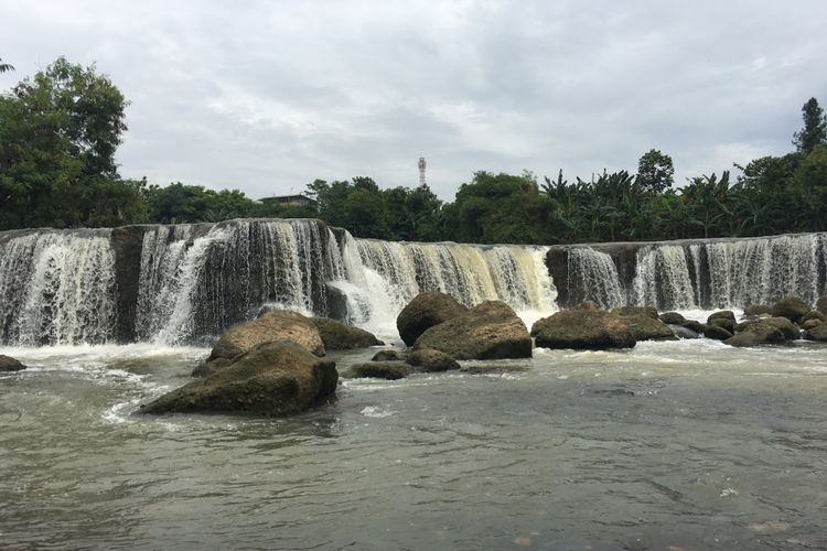 Curug Parigi di Kampung Parigi, Kecamatan Bantargebang, Kota Bekasi, Jawa Barat, Jumat (5/1/2018). 