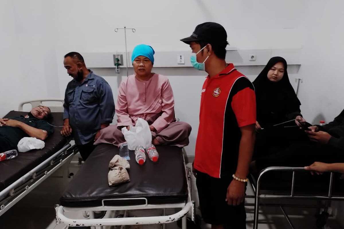 Warga Desa Kutamekar, Kecamatan Ciampel, Kabupaten Karawang dirawat di rumah sakit karena keracunan diduga gas klorin dari PT Pindo Deli 2, Rabu (14/9/2022).