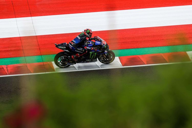 Pebalap Monster Energy Yamaha, Fabio Quartararo memacu sepeda motornya saat sesi latihan bebas 1 MotoGP seri Pertamina Grand Prix of Indonesia 2022 di Pertamina Mandalika International Street Circuit, Lombok Tengah, NTB, Jumat (18/3/2022). Quartararo dan Morbidelli menempati posisi dua teratas dalam hasil gabungan latihan bebas alias free practice (FP) 1 dan 2 MotoGP Mandalika.