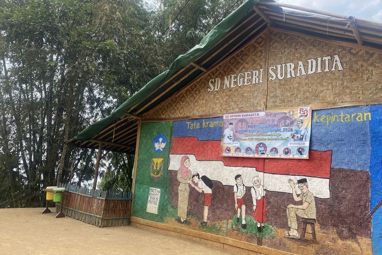 Melihat Sekolah Darurat SDN Suradita Sukabumi, 4 Tahun Belajar Dalam Bilik Bambu