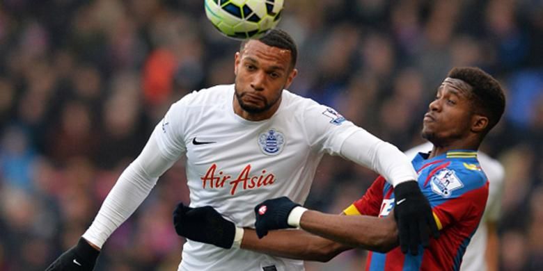 Matt Phillips (putih) dan Wilfried Zaha beradu bola saat QPR menghadapi Crystal Palace. 