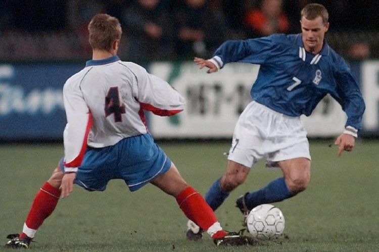 Gianluca Pessotto (kanan) saat membela timnas Italia pada pertandingan melawan Rusia pada November 1997. 