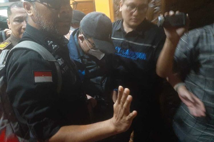 Salah satu hakim digelandang ke lantai atas gedung Kejati Jatim, Rabu (23/10/2024).