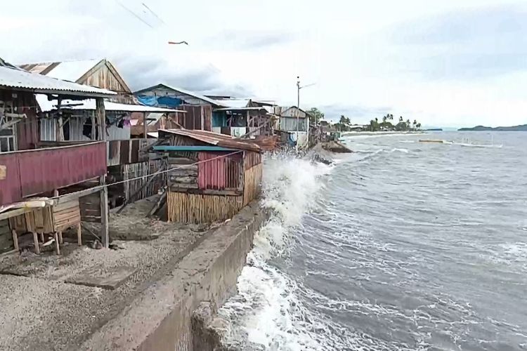 Tak Betah Diterjang Gelombang Tinggi, Warga Kampung Nelayan Mengungsi *** Local Caption *** Tak Betah Diterjang Gelombang Tinggi, Warga Kampung Nelayan Mengungsi