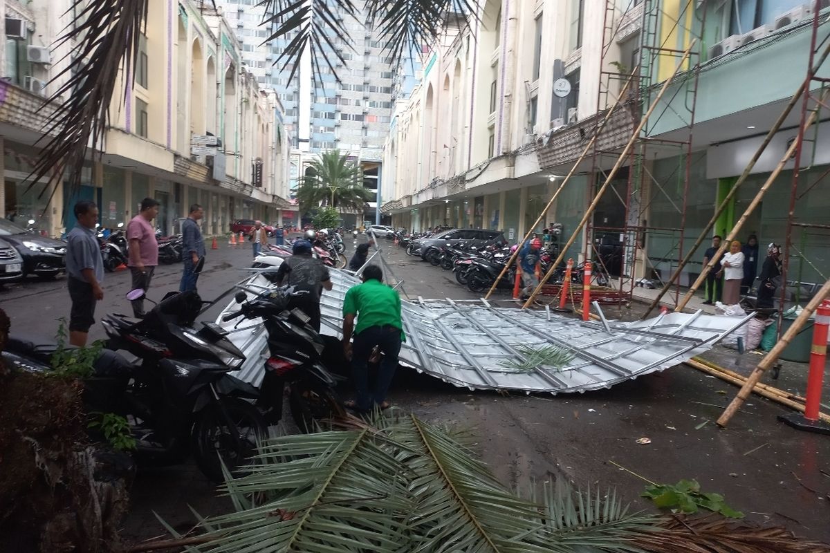 Atap kanopi yang terbuat dari baja ringan di salah satu toko Saladin Square, Depok, terbang usai diterpa angin kencang, pada Senin (20/3/2023).