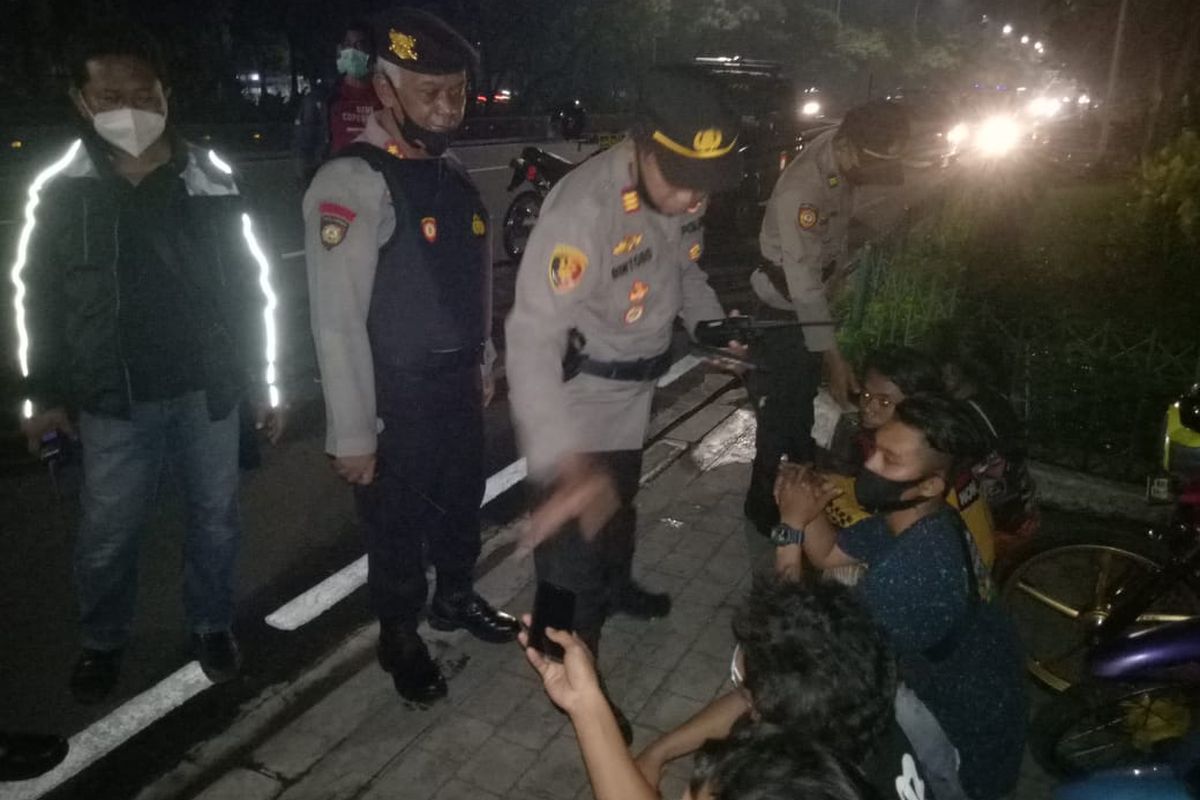 Aparat dari Polsek Tanjung Duren mengamankan tujuh orang pemuda yang hendak melakukan balap liar di kawasan Tanjung Duren, Jakarta Barat, pada Sabtu (17/4/2021).