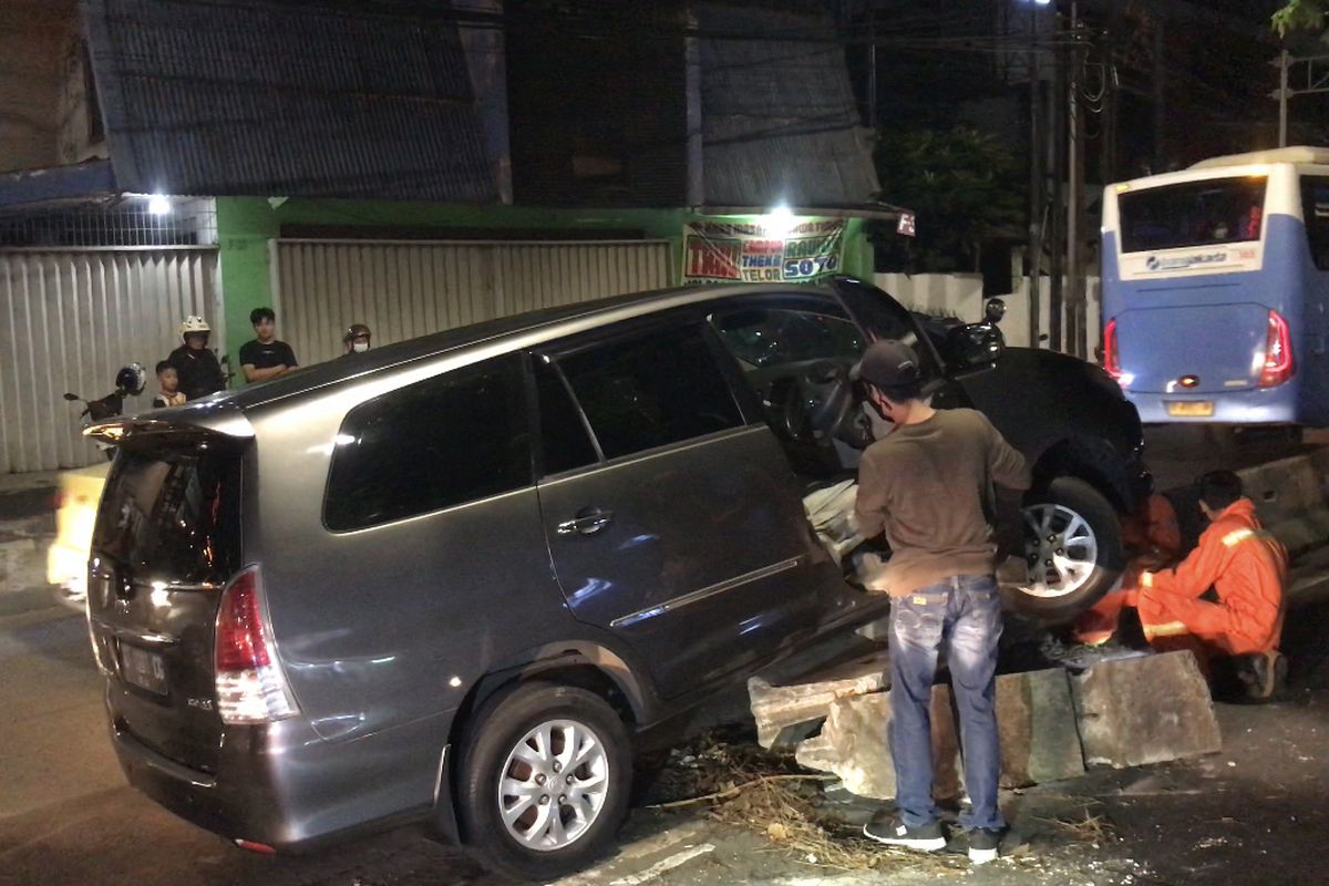 Sebuah mobil Toyota Kijang Innova bernomor pelat KT 1201 CG menabrak separator busway di Jalan Sultan Iskandarsyah  mengarah ke Pondok Indah tepatnya dekat Holland Bakery, Kebayoran Lama, Jakarta Selatan pada Rabu (13/10/2021) sekitar 18.40 WIB.