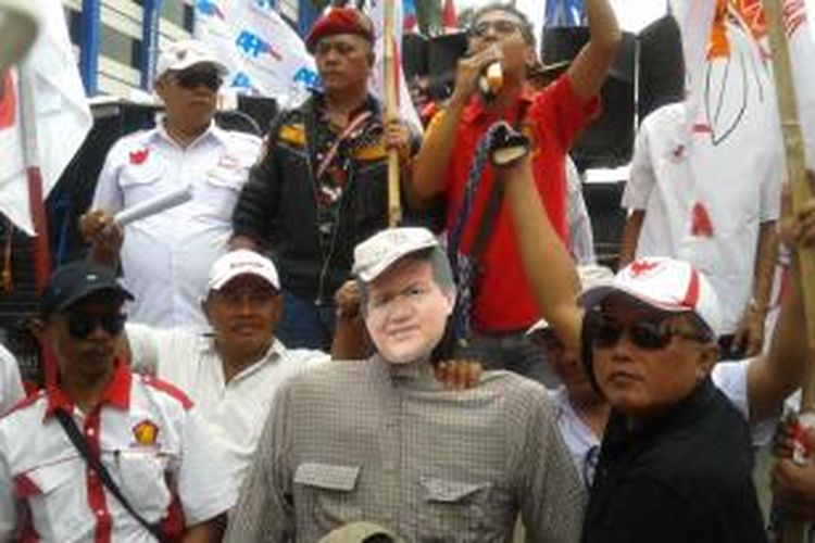 Boneka dengan wajah bergambar Ketua Komisi Pemilihan Umum (KPU) Husni Kamil Manik, jadi bulan-bulanan massa pendukung Prabowo-Hatta, di depan Gedung Mahkamah Konstitusi, Jalan Medan Merdeka Barat, Jakarta Pusat, Senin (11/8/2014).