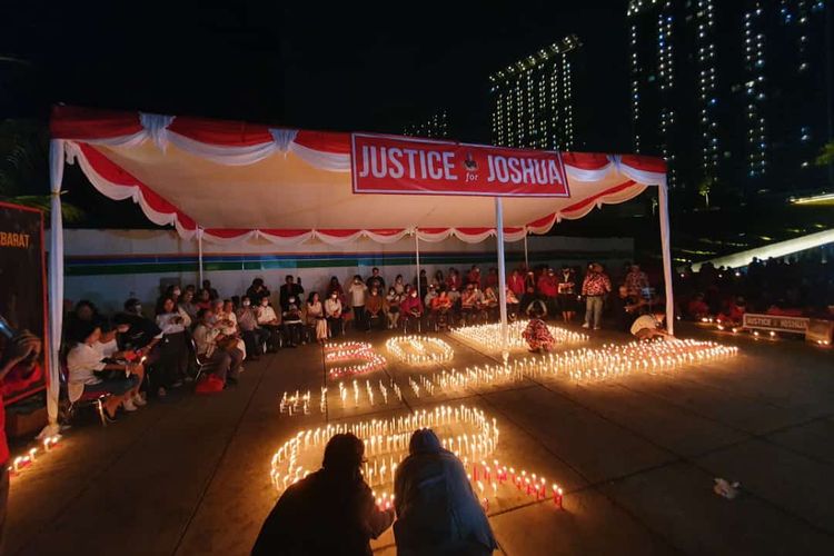 Sejumlah warga yang tergabung dalam civil society Indonesia (CSI) menggelar aksi solidaritas dengan menyalakan 3.000 lilin untuk mengenang kematian Brigadir J di Taman Ismail Marzuki, Jakarta Pusat, Senin (8/8/2022).