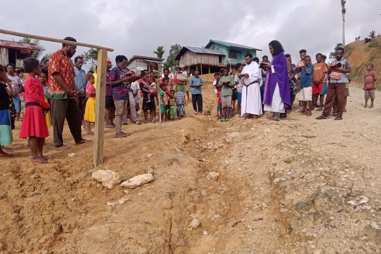 Perayaan Ibadah Jumat Agung yang dilaksanakan dengan melakukan jalan salib hidup oleh Pastor Heribertus Lobya, OSA bersama umat Katolik di Gereja Katolik Stasi Santa Monika, Kampung Favenembu, Distrik Yaffi, Kabupaten Keerom, Papua.