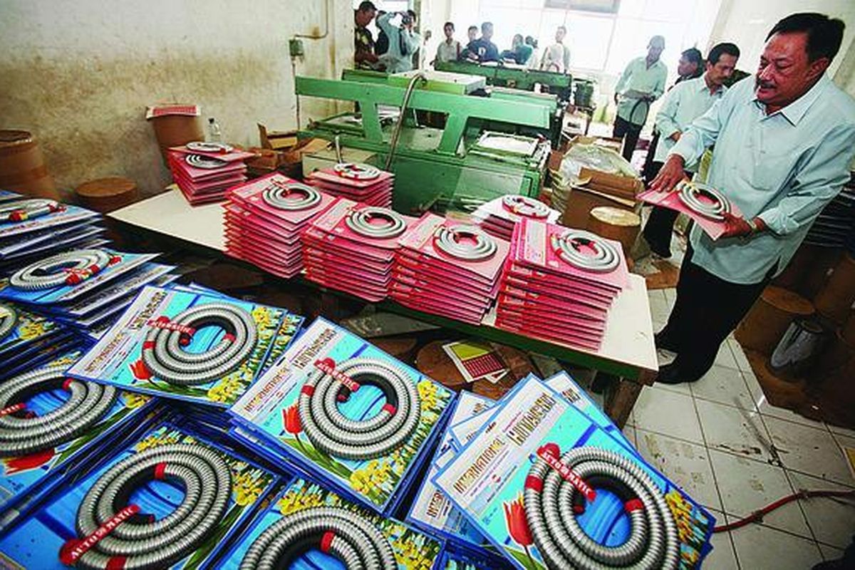 Direktur Pengawasan Barang dan Jasa Kementerian Perdagangan Inayat Iman (kanan) bersama tim gabungan dari Kementerian Perindustrian, Kementerian Energi dan Sumber Daya Mineral, serta kepolisian memeriksa aksesori tabung gas yang dikemas dalam berbagai merek dan diduga tidak memenuhi Standar Nasional Indonesia (SNI), di kompleks Ruko Duta Indah, Jakarta, Senin (14/6).