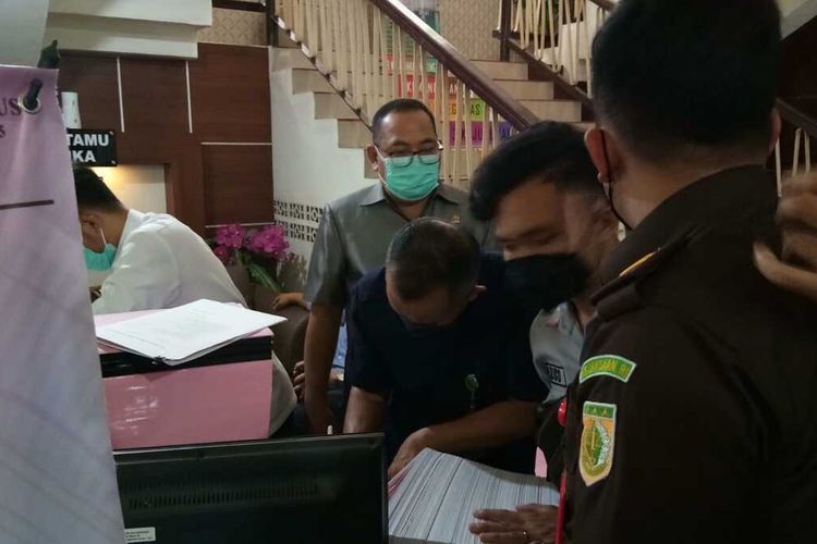 Tim Jaksa Penuntut Umum (JPU) Kejaksaan Tinggi Sumatera Selatan melimpahkan berkas perkara korupsi mantan Gubernur Sumsel Alex Noerdin ke Pengadilan Negeri Palembang, Rabu (26/1/2022).