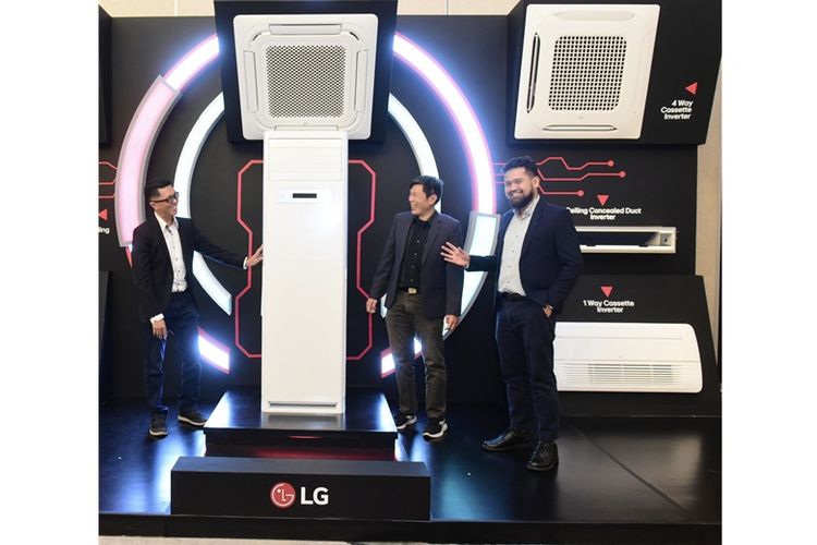 LG memperkenalkan produk single commercial AC yang mencakup varian Floor Standing, 4 Way Cassette, dan Ceiling Concealed Duct. 