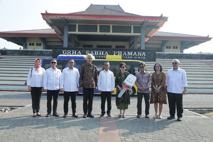 Menteri Investasi Bahlil Lahadalia berfoto bersama dengan Rektor UGM dan Gubernur Jawa Tengah, Ganjar Pranowo usai menghibahkan bus listrik di lapangan Kampus UGM Yogyakarta, Selasa (22/8/2023).