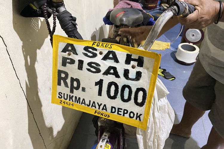 Bertahan di Tengah Modernisasi, Pengasah Pisau Keliling Depok Andalkan Pelanggan Setia