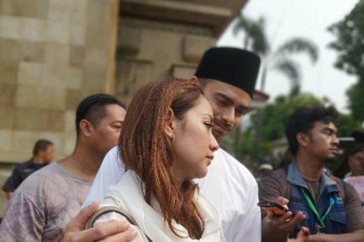 Bunga Citra Lestari datang bersama suaminya Ashraf pada prosesi pemakaman Presiden ketiga Bacharuddin Jusuf Habibie di Taman Makam Pahlawan (TMP) Kalibata, Jakarta Selatan, Kamis (12/9/2019) siang. 
