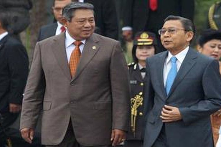 Presiden Susilo Bambang Yudhoyono didampingi Wakil Presiden Boediono berjalan menuju pesawat kepresidenan di Bandara Halim Perdanakusumah, Jakarta, Senin (27/5/2013). Kepala Negara beserta rombongan bertolak menuju Stockholm, Swedia untuk kunjungan kenegaraan dan selanjutnya menghadiri pertemuan kelima High-Level Panel of Eminent Persons on the Post-2015 Development Agenda di Markas Besar PBB, New York, AS. 