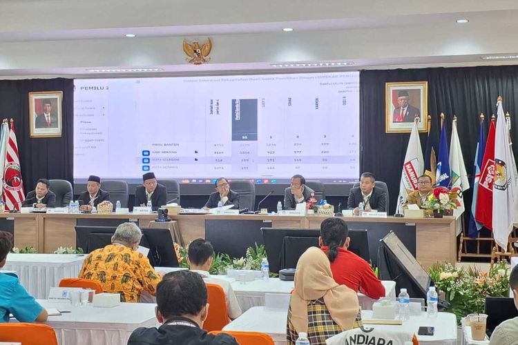 Suasana rapat pleno rekapitulasi suara Pemilu 2024 di KPU Banten. Dua saksi paslom capres dan cawapres menolak tanda tangan berkas berita acara.