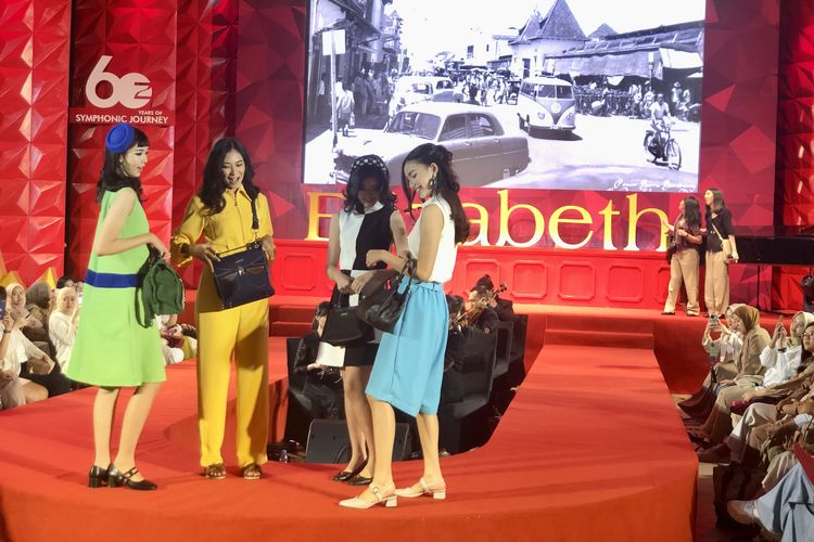 Koleksi tas Elizabeth di ultah ke-60 bertajuk teatrikal dan digelar di Jakarta, Sabtu (9/7/2023).